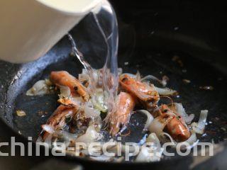 海鲜咖喱乌冬面,锅内加入焯海鲜的汤汁，能没过食材为宜。