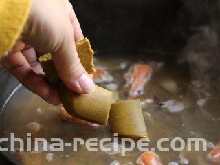 海鲜咖喱乌冬面,大火烧开后转小火，放入咖喱块搅拌至完全溶解。
