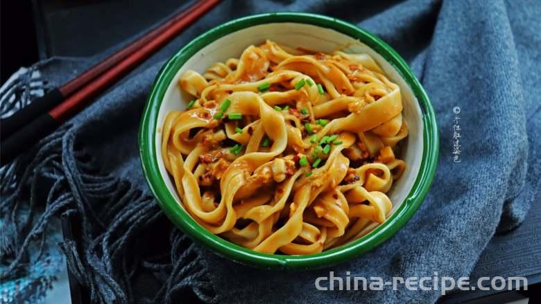 Method of mixing garlic sesame paste with noodles