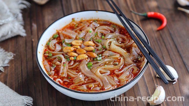 The method of making sour and spicy wide noodles