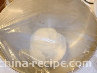 香酥小油条,盖上保鲜膜，等待发酵