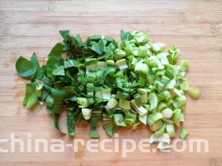 青菜炒饭,切碎。
