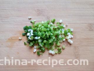 青菜炒饭,小葱切成葱花。