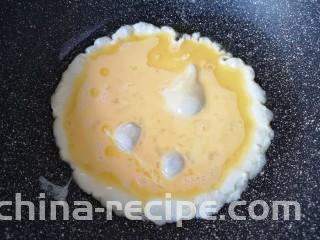 青菜炒饭,炒锅内倒适量的食用油烧热，倒入蛋液。