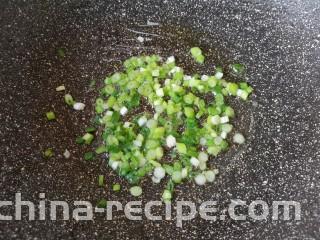 青菜炒饭,锅内继续倒油烧热，下入葱花炝香。