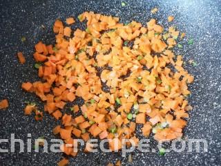 青菜炒饭,翻炒2分钟左右。