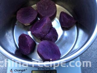 紫薯糯米糍,蒸熟后取150克，捣碎。