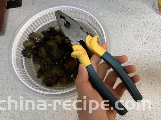 爆炒田螺肉,吐沙后的田螺要剪掉尾巴，可以用钳子或者厨房剪刀