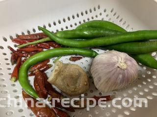 爆炒田螺肉,姜，蒜，青椒，干辣椒