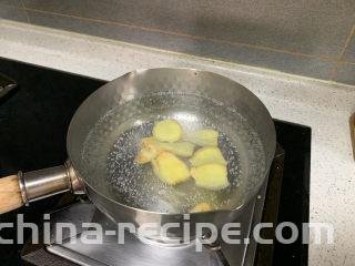 爆炒田螺肉,准备给田螺焯水，煮开水，放入姜片