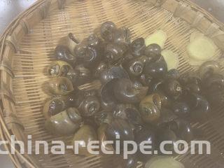 爆炒田螺肉,焯水后用清水再清洗一次，沥水备用