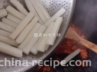 泡菜培根炒年糕,最后放入小年糕。