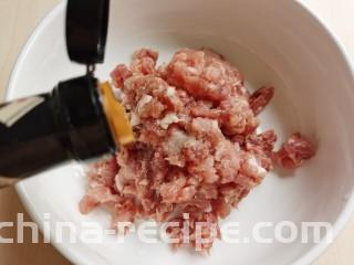 韭菜锅贴,肉馅中加入料酒和生抽。