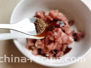 韭菜锅贴,加入花椒粉，将肉馅和所有调料拌匀。