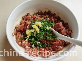 韭菜锅贴,生姜切成姜末，小葱切碎，加入肉馅中拌匀。