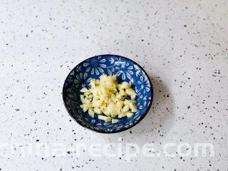 酸辣馄饨,蒜切末