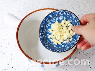 酸辣馄饨,碗中加入蒜末