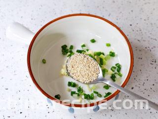 酸辣馄饨,加入白芝麻