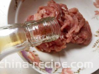 家常版的鱼香肉丝,加料酒、生抽，抓匀，腌制一会。