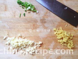 家常版的鱼香肉丝,葱切葱花、姜蒜剁末。
