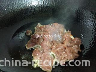 家常版的鱼香肉丝,油锅烧热，先把肉丝倒入煸炒，随后盛出。