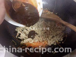 家常版的鱼香肉丝,随后放入煸炒好的肉丝和调好的酱汁，炒匀出锅。