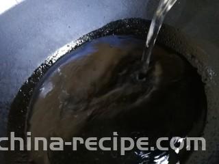 西红柿面疙瘩,放入适量开水，文火煮开。