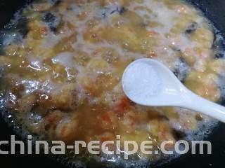 西红柿面疙瘩,文火煮开，加半小勺盐调味。