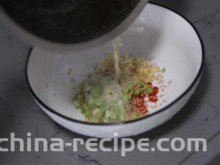 酸辣宽粉,淋在配料碗里