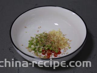 酸辣宽粉,再加入白芝麻