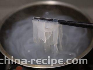 酸辣宽粉,煮好后捞出