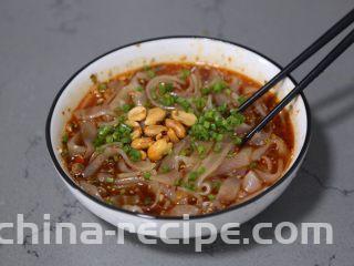 酸辣宽粉,再撒上葱和花生米即可