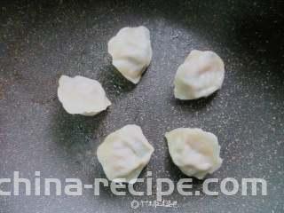 冰花煎饺,热锅倒油少许，将速冻饺子整齐的摆放在锅中；