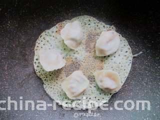 冰花煎饺,等到蕾丝花纹慢慢出现，成淡淡黄色时关火，用余温再煎一下，晃动锅，饺子会慢慢滑动，即可出锅