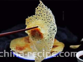 冰花煎饺,当你将这盘晶莹奇丽的 “冰花煎饺”端上桌，一定能为餐桌增色添彩。