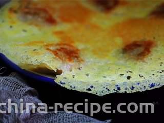 冰花煎饺,冰花煎饺吧，萌妹子们叫蕾丝饺子，其实还是煎饺，不过吃个情调，精致的冰花也许会让速食更加浪漫。