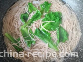 酸辣荞麦面,荞麦挂面煮好以后下入几片青菜叶子一起煮熟。