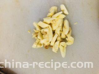 豇豆烧茄子,大蒜去皮拍扁切成小丁