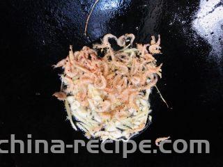 豇豆烧茄子,放入虾米炒一会儿