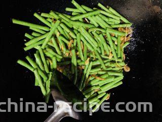豇豆烧茄子,炒至变色
