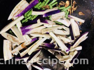 豇豆烧茄子,加入茄子一起翻炒均匀