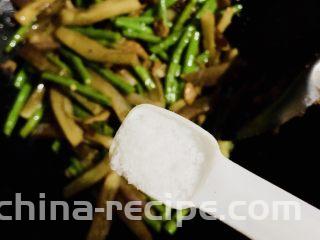 豇豆烧茄子,加入适量盐