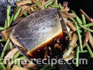 豇豆烧茄子,最后加入适量酱油，翻炒均匀后即可出锅装盘。