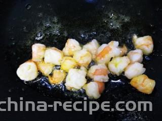 杏鲍菇虾仁炒饭,油温微热放入虾粒，文火翻炒至变红。