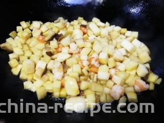 杏鲍菇虾仁炒饭,急火炒，炒一会儿杏鲍菇会变软出水。