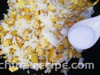 杏鲍菇虾仁炒饭,加1小勺盐炒匀。