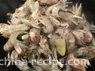 香辣皮皮虾,倒入皮皮虾改大火煸炒