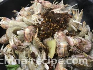 香辣皮皮虾,加入香辣菜煸炒