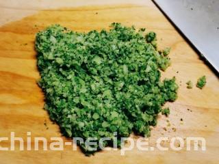 酱心营养饭团,汆烫捞出 切碎