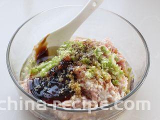 脆底猪肉洋葱锅贴,选择三肥七瘦的猪肉，剁成肉馅放入容器中，再加入切碎的葱、姜末，然后再调入生抽、料酒、蚝油、花椒粉、盐、鸡精和花生油，用筷子顺时针一个方向搅拌